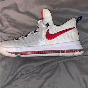 White Kevin Durant Nike shoes women’s 7.5 (Y5)